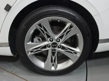 2023 Genesis G90 с пробегом 35 276 км
