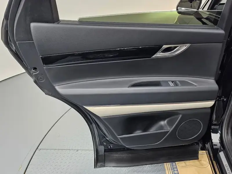 2023 Genesis GV80 с пробегом 25 711 км