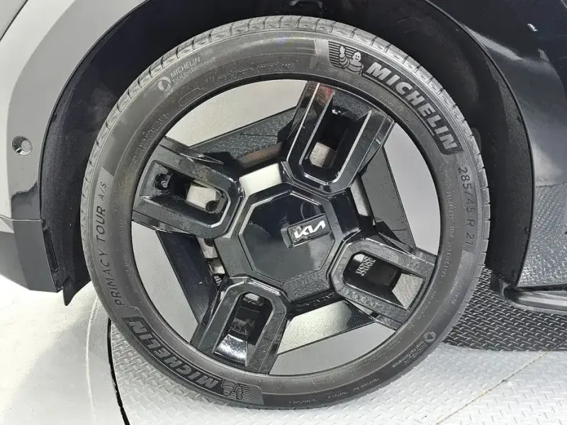 2023 Kia EV9 с пробегом 57 108 км