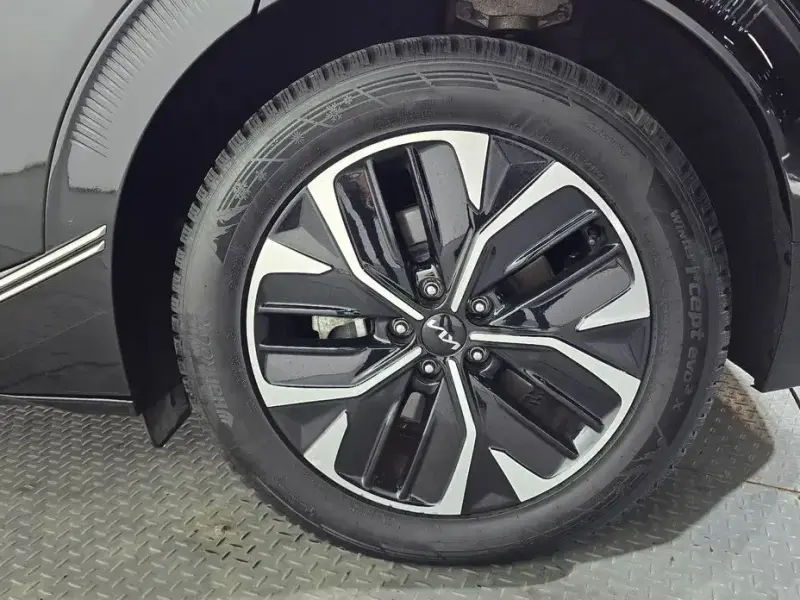 2023 Kia EV6 с пробегом 42 410 км