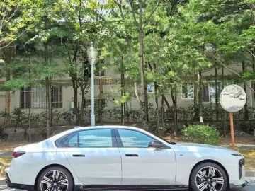 2023 BMW i7 с пробегом 25 200 км