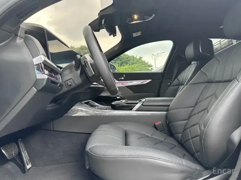 2025 BMW i7 с пробегом 5 528 км