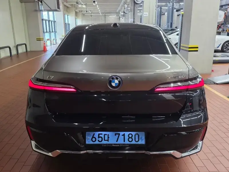 2023 BMW i7 с пробегом 35 550 км