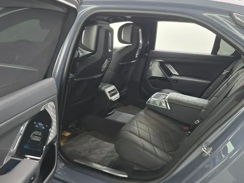 2023 BMW i7 с пробегом 54 879 км