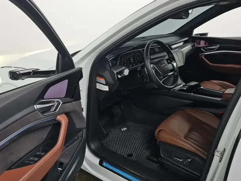 2021 Audi e-tron с пробегом 65 216 км