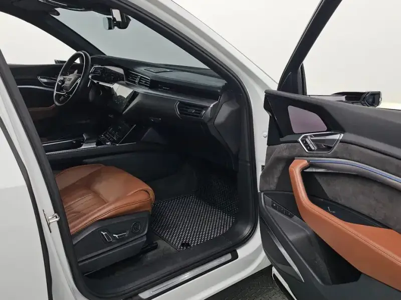 2021 Audi e-tron с пробегом 65 216 км