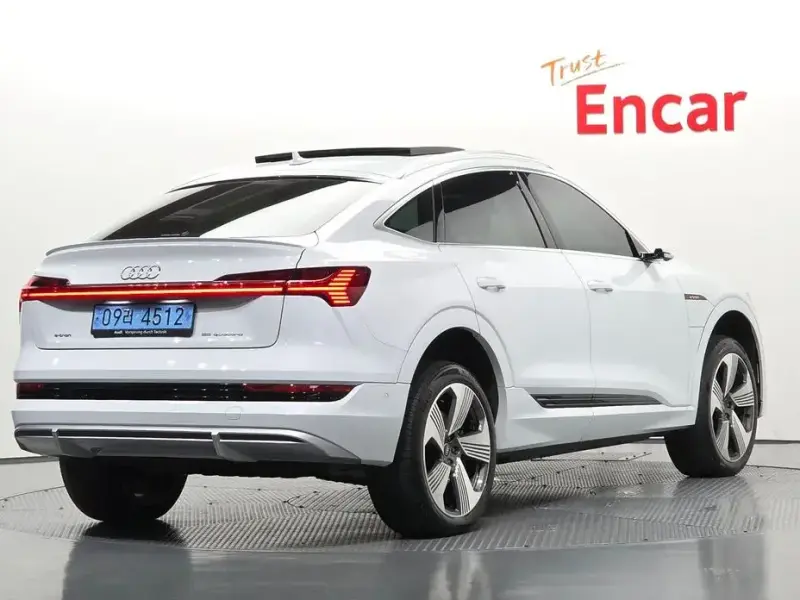2022 Audi e-tron с пробегом 67 769 км