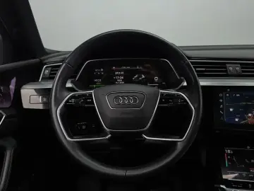 2022 Audi e-tron с пробегом 67 769 км