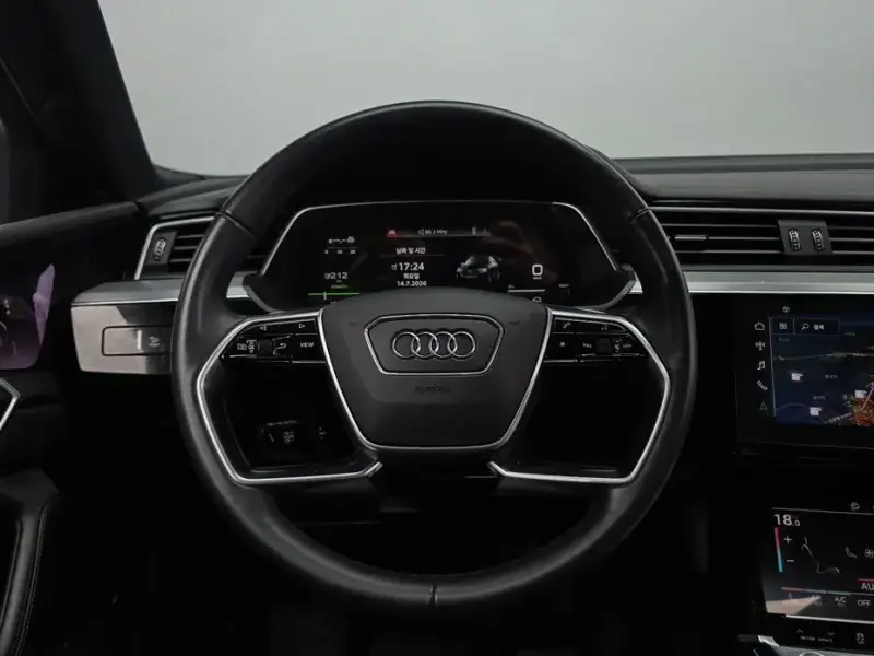 2022 Audi e-tron с пробегом 67 769 км