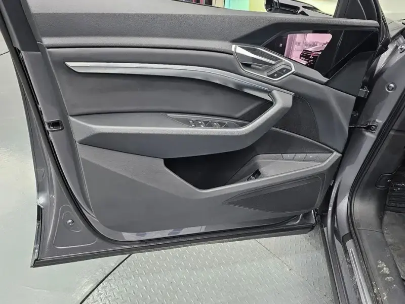 2021 Audi e-tron с пробегом 84 625 км