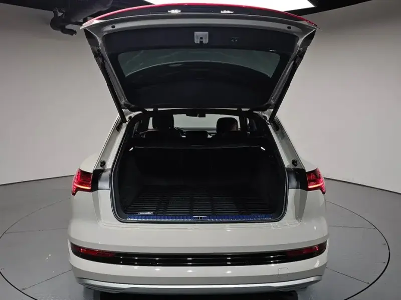 2020 Audi e-tron с пробегом 37 096 км