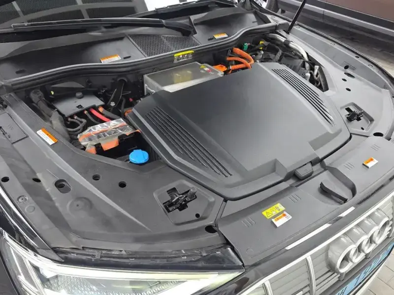 2021 Audi e-tron с пробегом 121 851 км