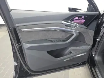 2021 Audi e-tron с пробегом 121 851 км