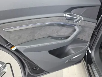 2021 Audi e-tron с пробегом 121 851 км