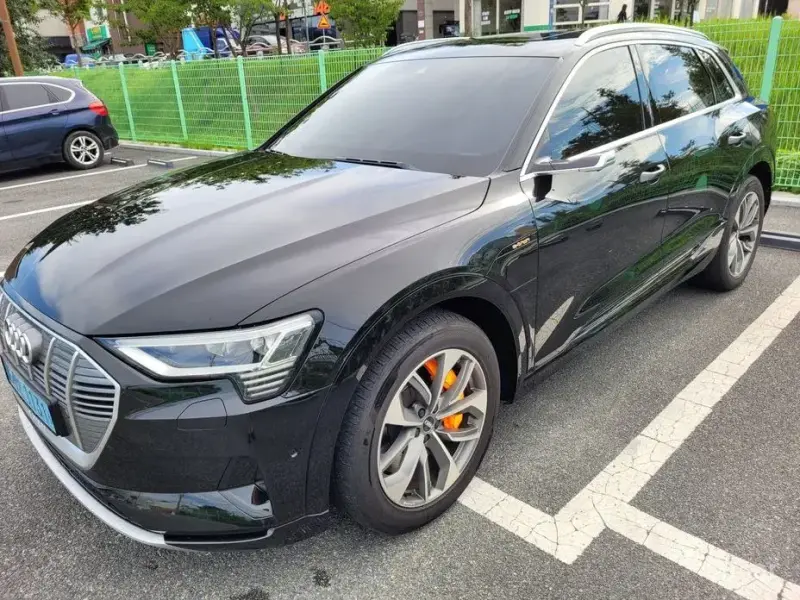 2020 Audi e-tron с пробегом 142 000 км