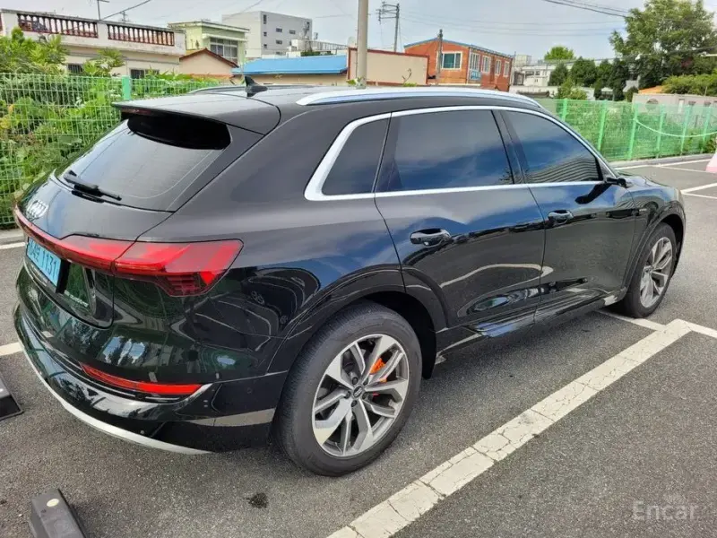 2020 Audi e-tron с пробегом 142 000 км