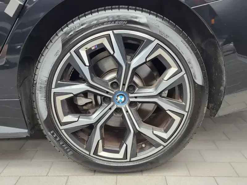 2022 BMW i4 с пробегом 68 060 км