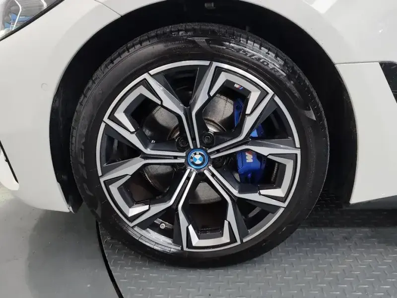 2023 BMW i4 с пробегом 37 284 км