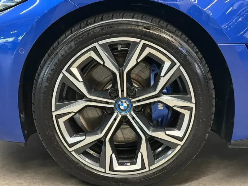 2024 BMW i4 с пробегом 35 880 км