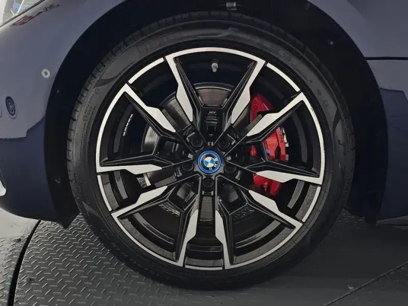 2022 BMW i4 с пробегом 39 485 км