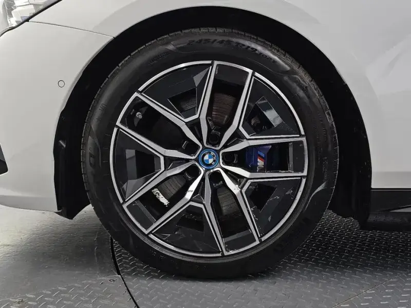 2023 BMW i5 с пробегом 27 830 км