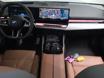 2025 BMW i5 с пробегом 16 667 км