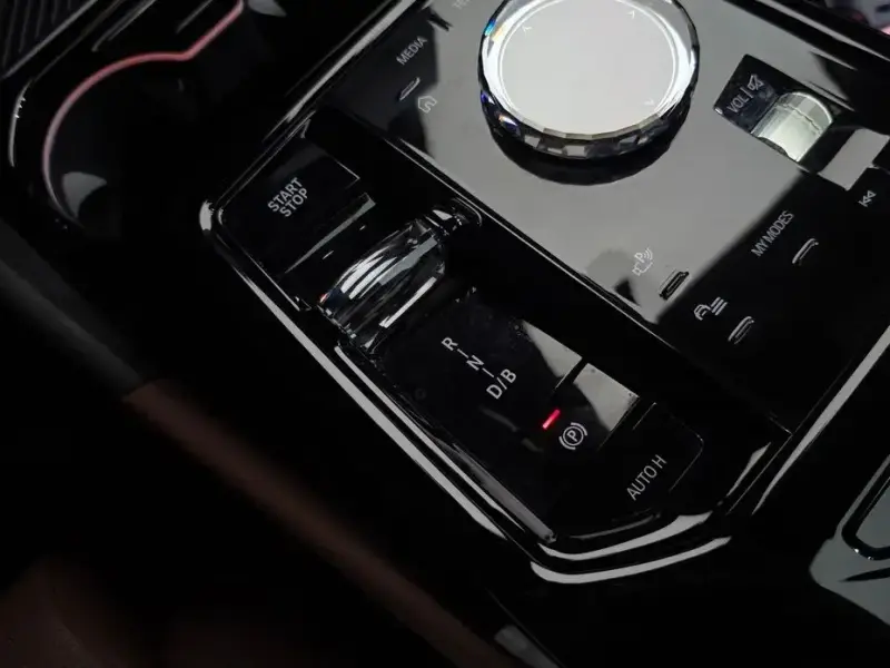 2025 BMW i5 с пробегом 16 667 км