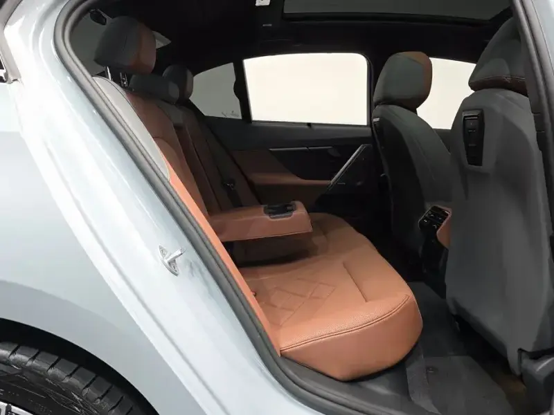 2025 BMW i5 с пробегом 16 667 км
