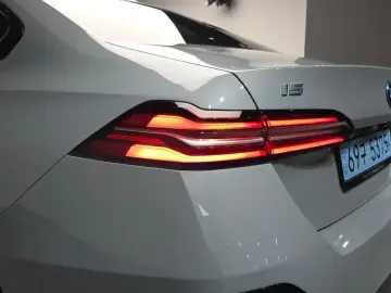 2025 BMW i5 с пробегом 16 667 км