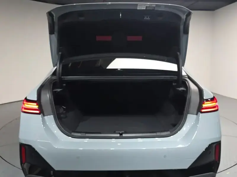 2025 BMW i5 с пробегом 16 667 км