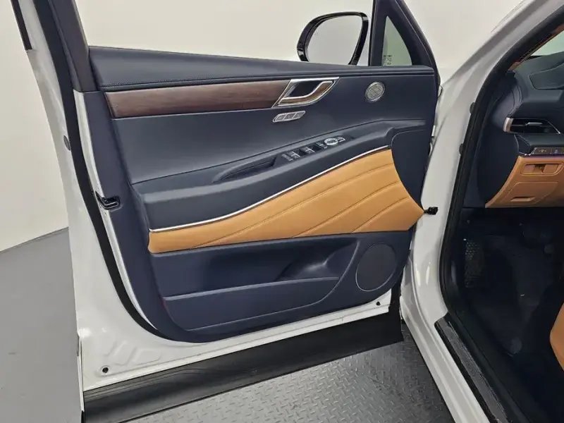 2023 Genesis GV80 с пробегом 25 166 км