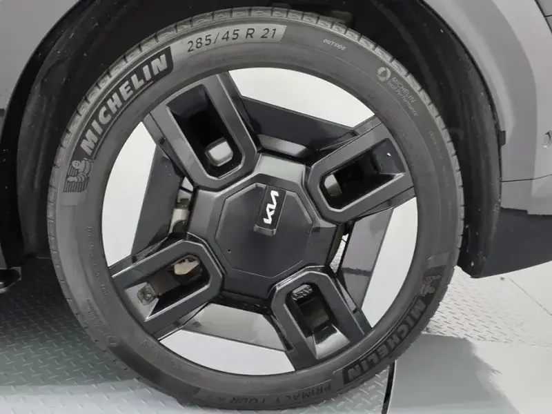 2023 Kia EV9 с пробегом 64 235 км