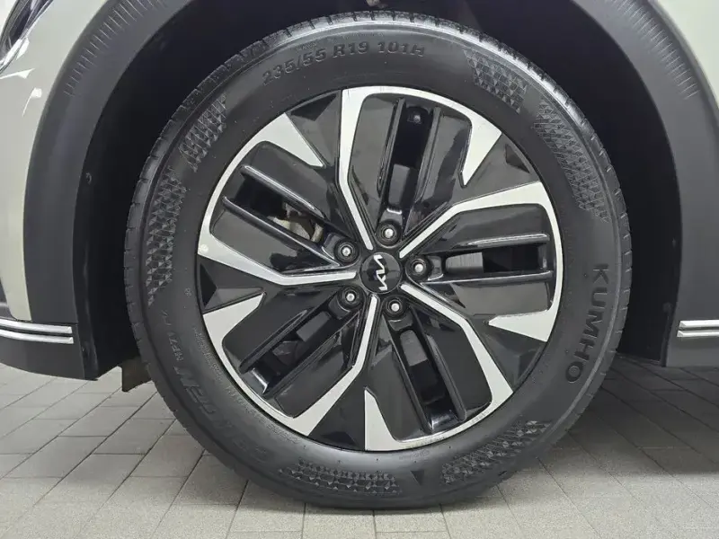 2023 Kia EV6 с пробегом 42 427 км