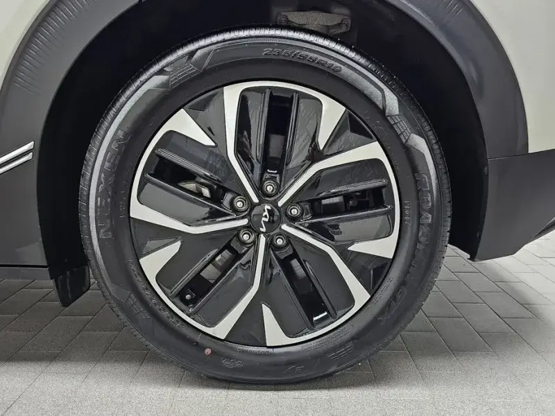 2023 Kia EV6 с пробегом 14 642 км