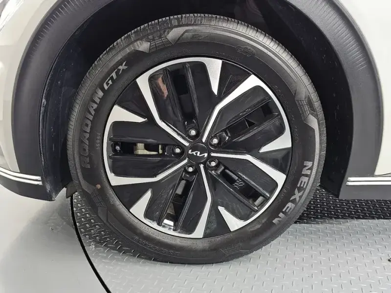 2023 Kia EV6 с пробегом 16 683 км