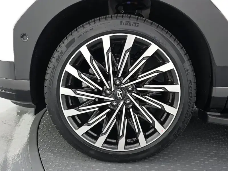 2025 Hyundai Santa Fe с пробегом 5 556 км