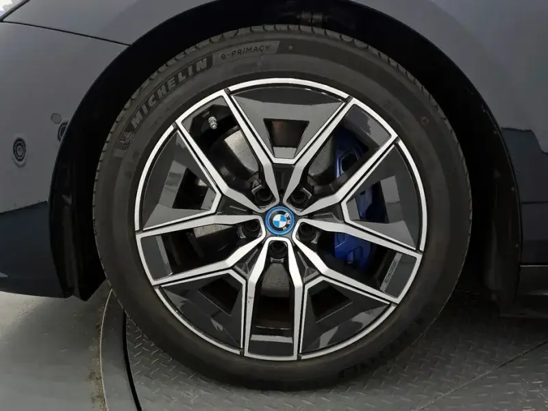 2025 BMW i5 с пробегом 19 890 км