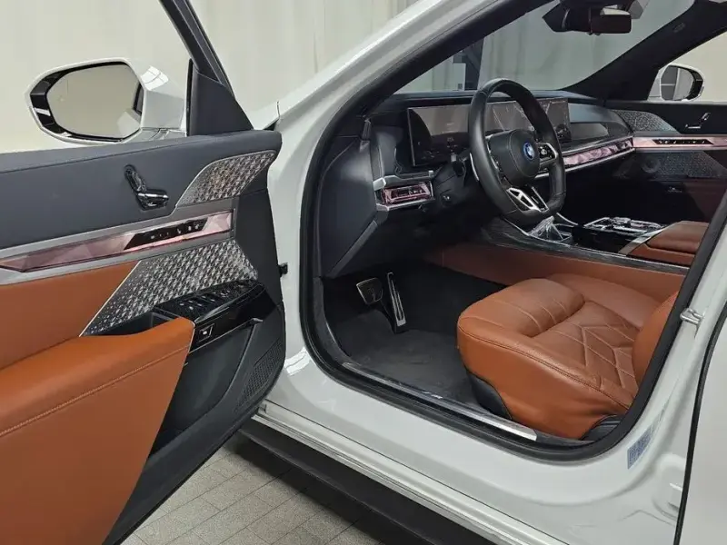2023 BMW i7 с пробегом 31 643 км