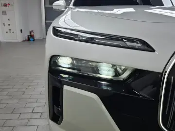 2023 BMW i7 с пробегом 31 643 км