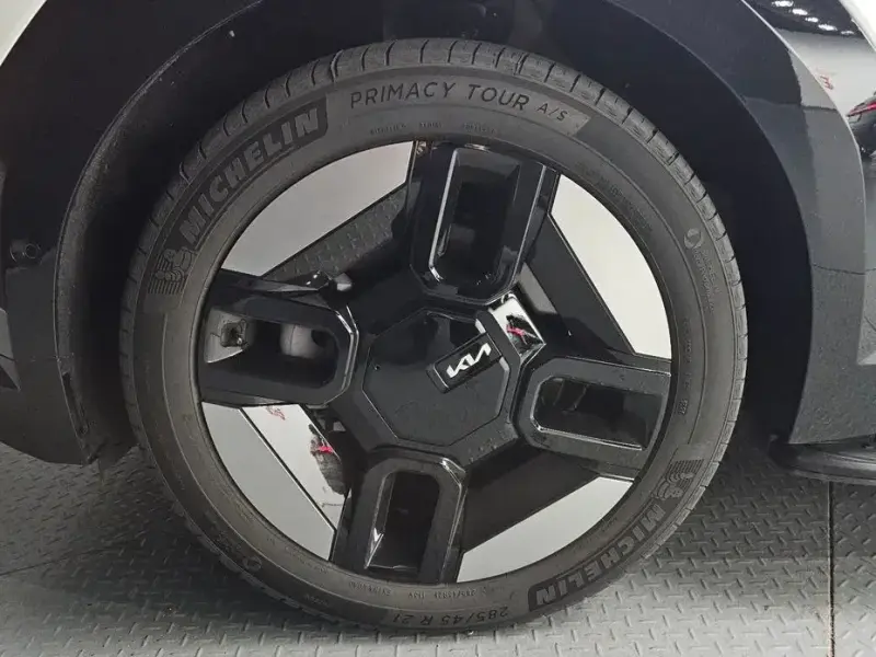 2023 Kia EV9 с пробегом 16 789 км