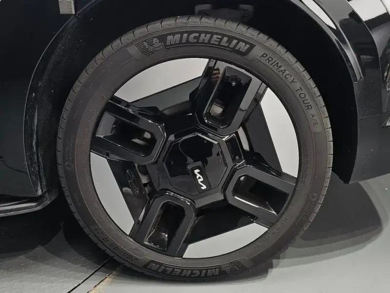 2023 Kia EV9 с пробегом 16 789 км