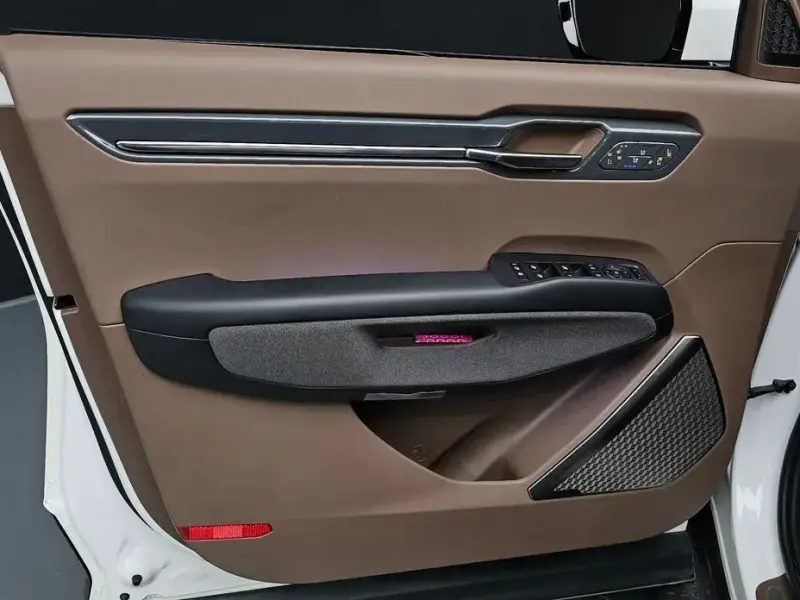 2023 Kia EV9 с пробегом 16 789 км