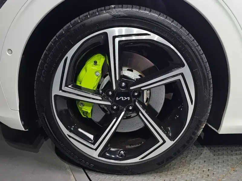 2023 Kia EV6 с пробегом 75 326 км