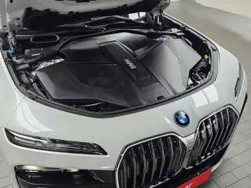 2025 BMW i7 с пробегом 33 789 км