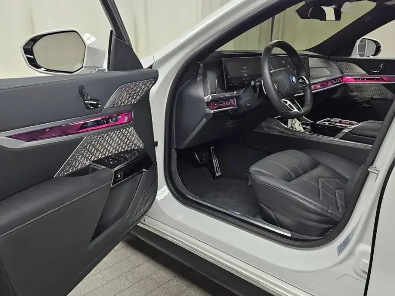 2025 BMW i7 с пробегом 33 789 км