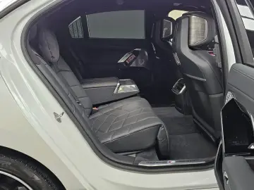 2025 BMW i7 с пробегом 33 789 км