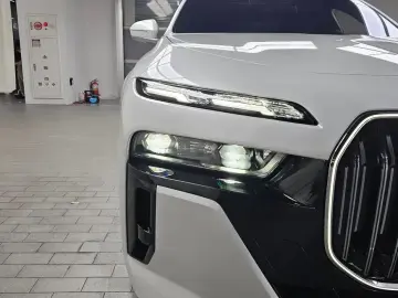 2025 BMW i7 с пробегом 33 789 км