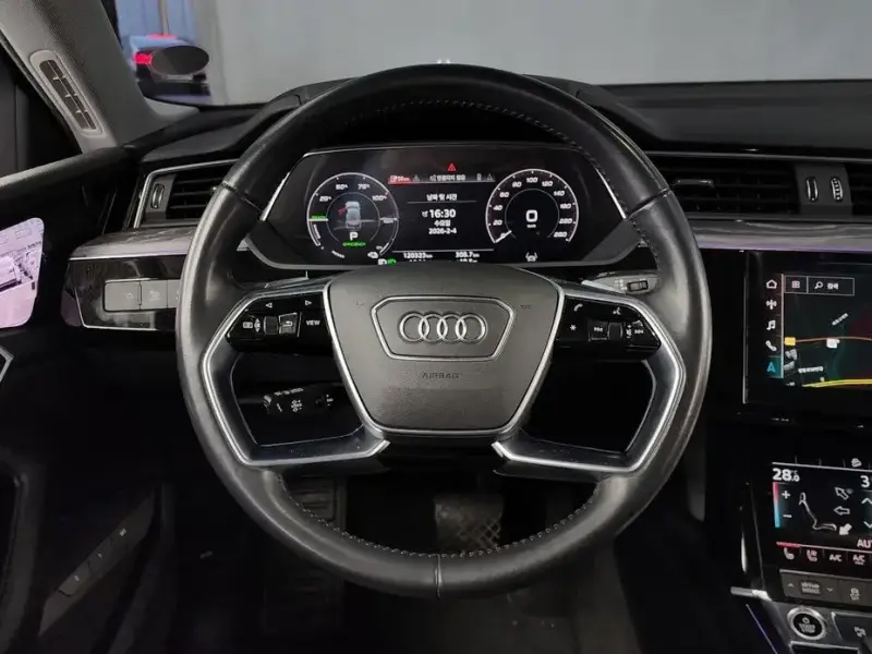 2021 Audi e-tron с пробегом 120 323 км
