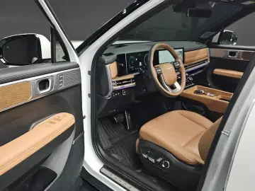 2025 Hyundai Santa Fe с пробегом 12 582 км
