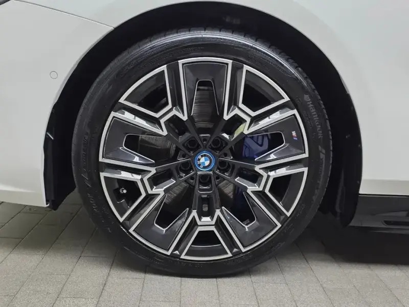 2025 BMW i5 с пробегом 22 848 км